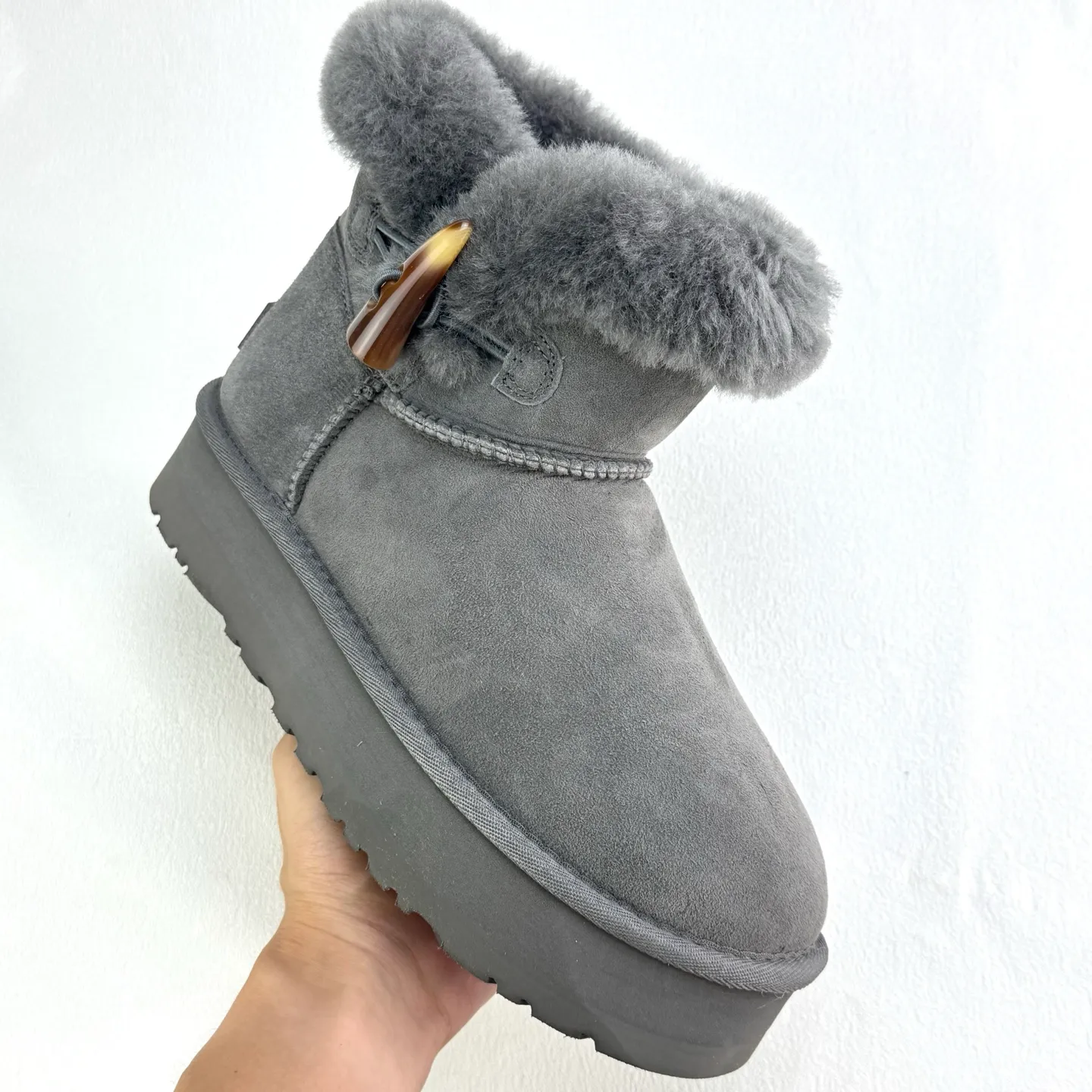Pick up locally 💰480 The core recommendation is good price. The platform’s foreign trade is exclusive to UGG Classic Short II horn buckle women’s snow boots 1118816 Produced by the ten-year-old brand shoemaking factory production line. Pay attention to every detail. Longfeng A-grade genuine sheep fur is integrated. Completely built in accordance with the ZP process. Size: 35 36 37 38 39 40